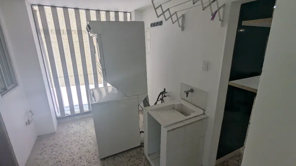 Apartamento-en-venta-altos de riomar-3-habitaciones-3-baños-160-metros-piso-2-Area-de-labores-ventilada.webp