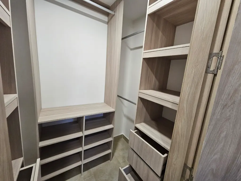 Apartamento-en-venta-puerto-colombia-Atlantico-2-habitaciones-3-baños-piso-cerca-al-mar-Torre-closet-.webp