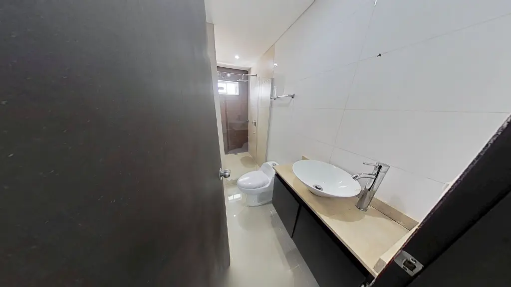 Apartemento-en-venta-villa-country-3-habitaciones-3-baños-torre-unica-remodelado-150-metros-sala-baño-principal.webp