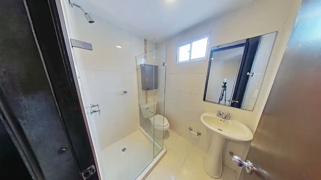 Apartamento-en-venta-3-habitaciones-3-baños-con-asensor-parqueadero-villa-santos-barranquilla-Colombia-Sala Comedor-tercera-baño3.webp