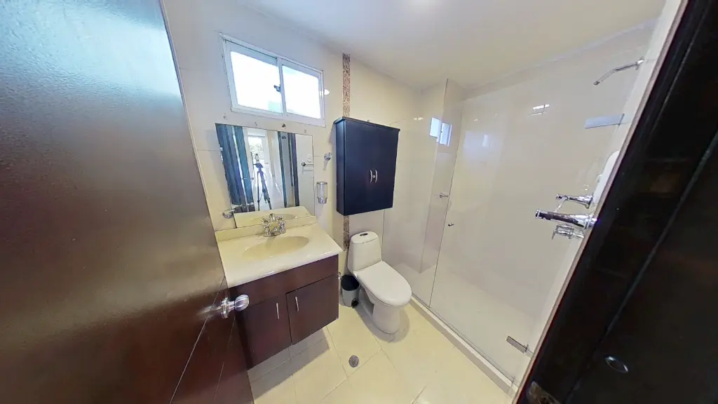 Apartamento-en-venta-3-habitaciones-3-baños-con-asensor-parqueadero-villa-santos-barranquilla-Colombia-Sala Comedor-tercera-baño2.webp