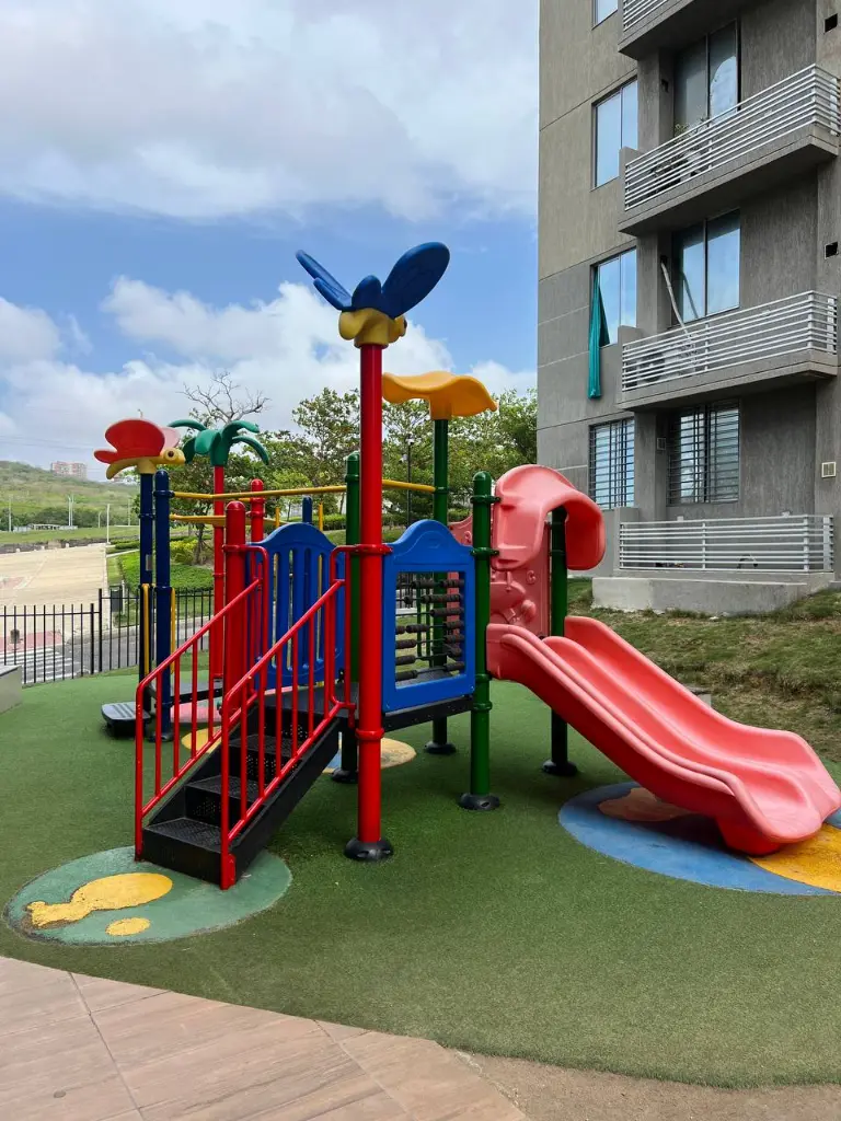 Apartamento-en-venta-alameda-del-rio-parqueadero-3-habitaciones-2-baños-zona-norte-Barranquilla-Colombia-sala-parque-infantil.webp