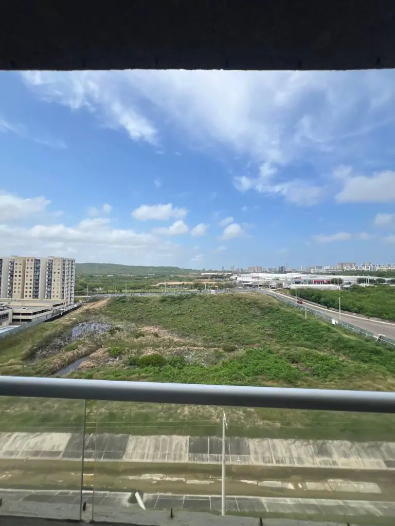 Apartamento-en-venta-alameda-del-rio-parqueadero-3-habitaciones-2-baños-zona-norte-Barranquilla-Colombia-sala-balcon3.webp