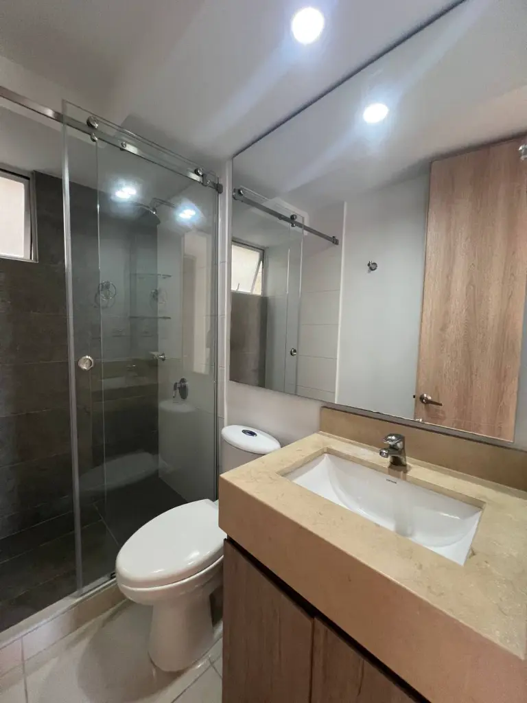 Apartamento-en-venta-alameda-del-rio-parqueadero-3-habitaciones-2-baños-zona-norte-Barranquilla-Colombia-sala-baño-social.webp