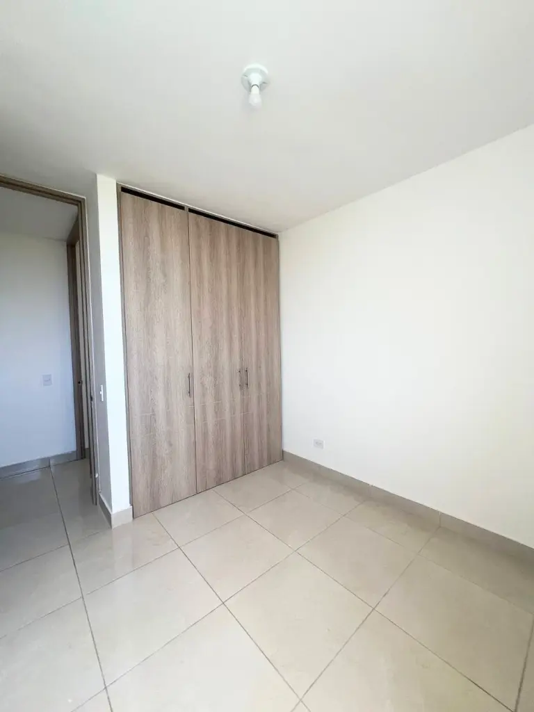 Apartamento-en-venta-alameda-del-rio-parqueadero-3-habitaciones-2-baños-zona-norte-Barranquilla-Colombia-Habitacion-auxiliar2-closet..webp