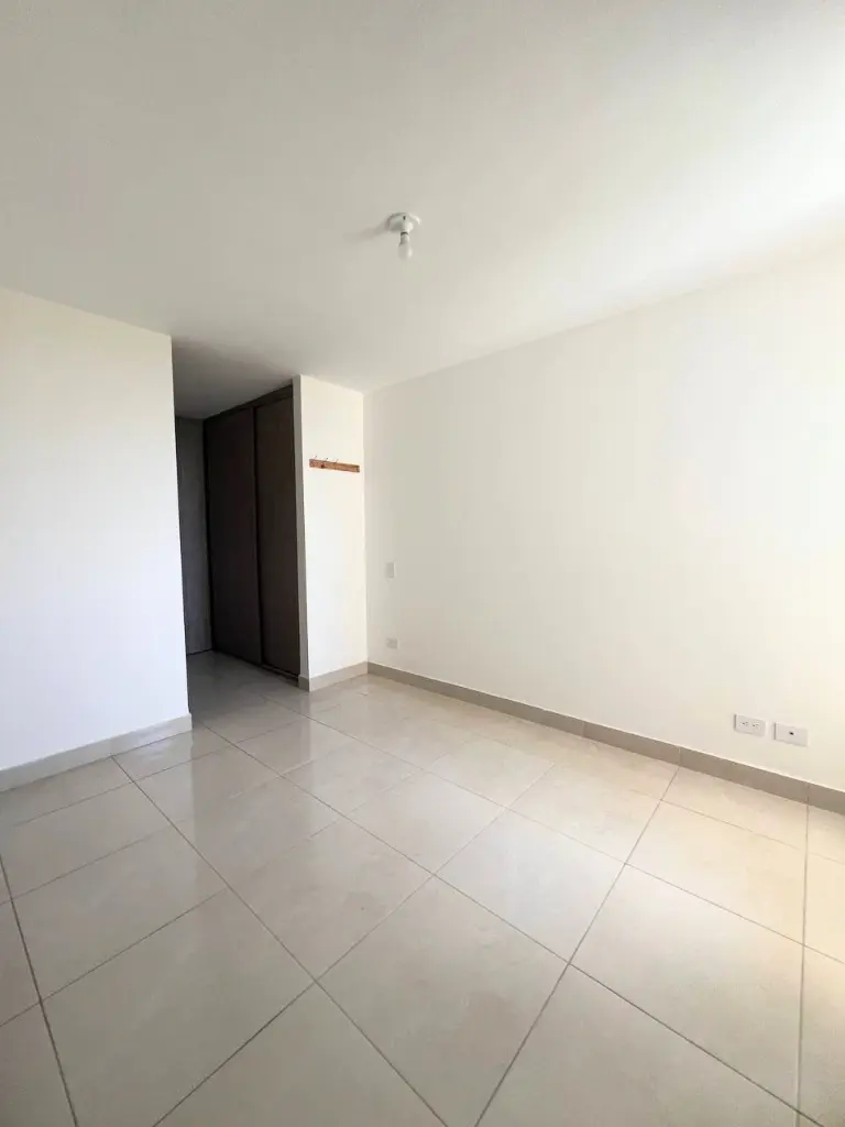 Apartamento-en-venta-alameda-del-rio-parqueadero-3-habitaciones-2-baños-zona-norte-Barranquilla-Colombia-Habitacion-pricipal-closet..webp